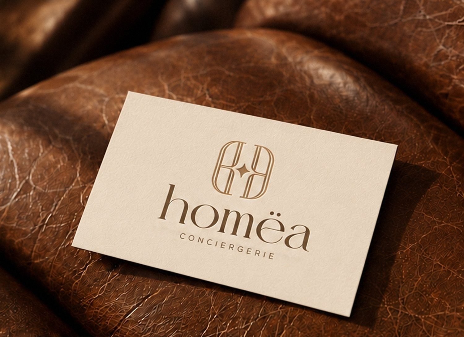 Carte HOMËA posée sur un fauteuil en cuir