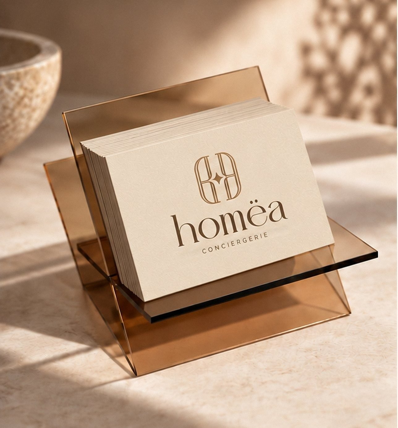 Cartes de visite HOMËA dans la lumière du matin