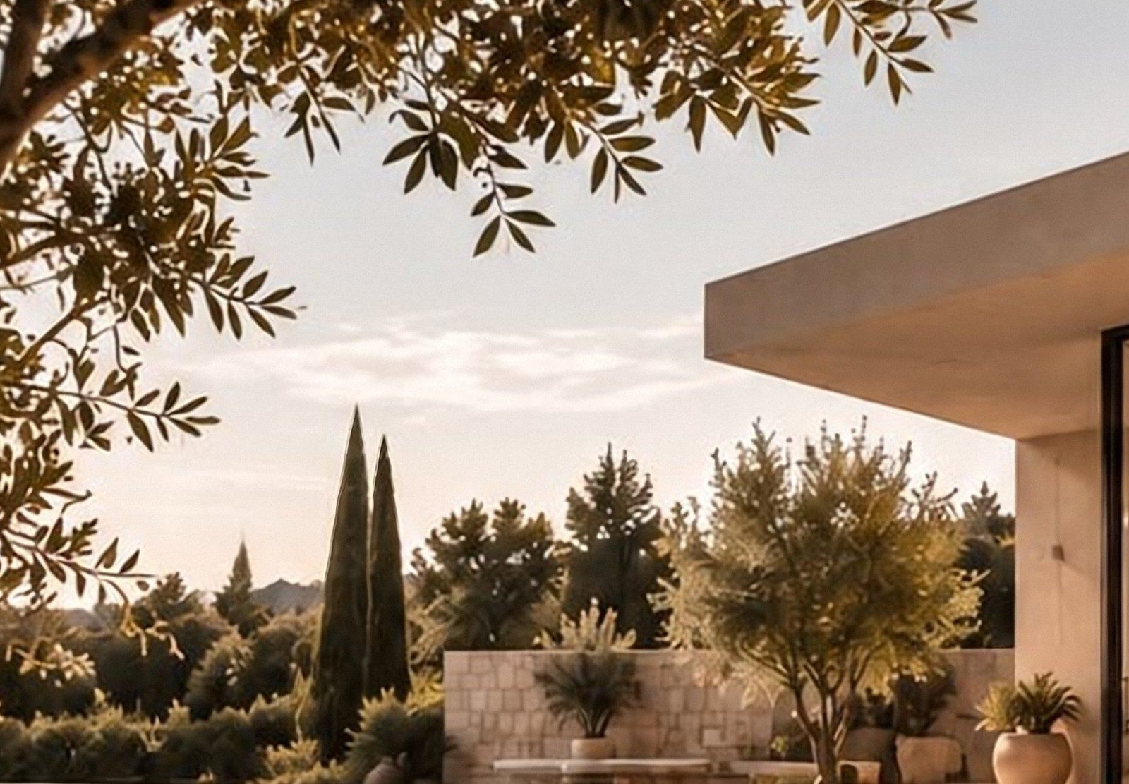 Piscine et jardin méditerranéen d’une villa en pierre